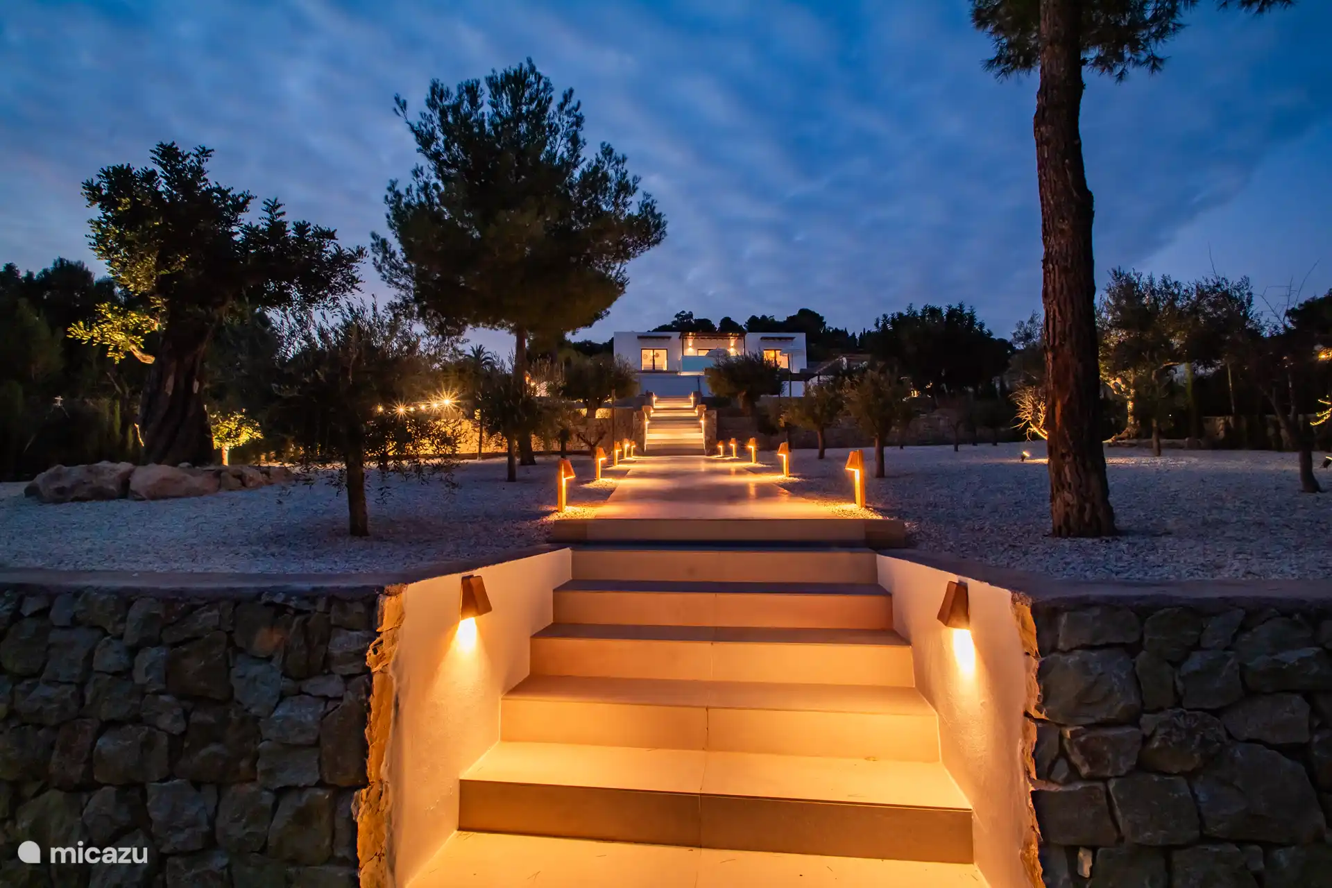 Schöne Aussicht vom Golfplatz bei Nacht. 