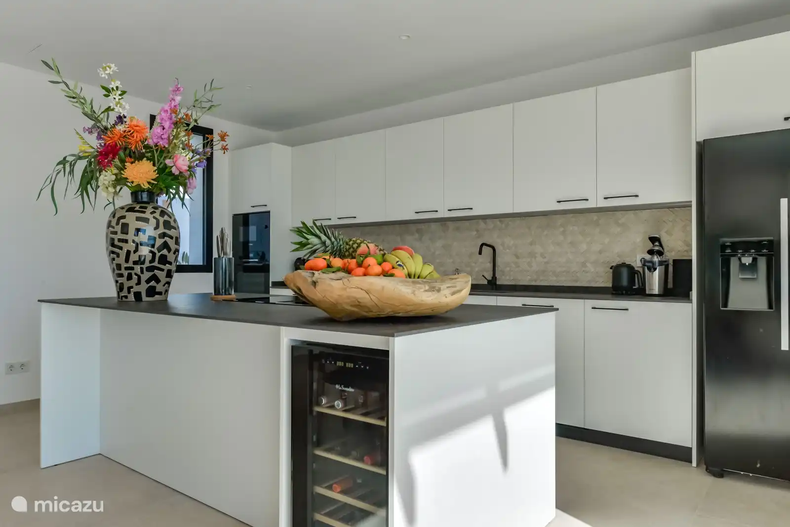 Die Küche ist komplett ausgestattet.