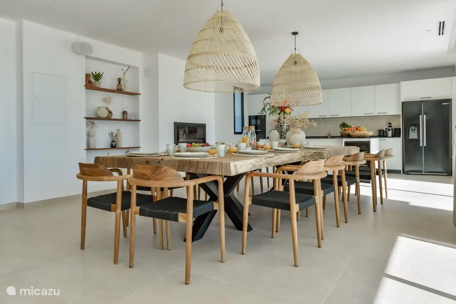 Der einteilige Teakholztisch bietet Platz für 14 Personen.