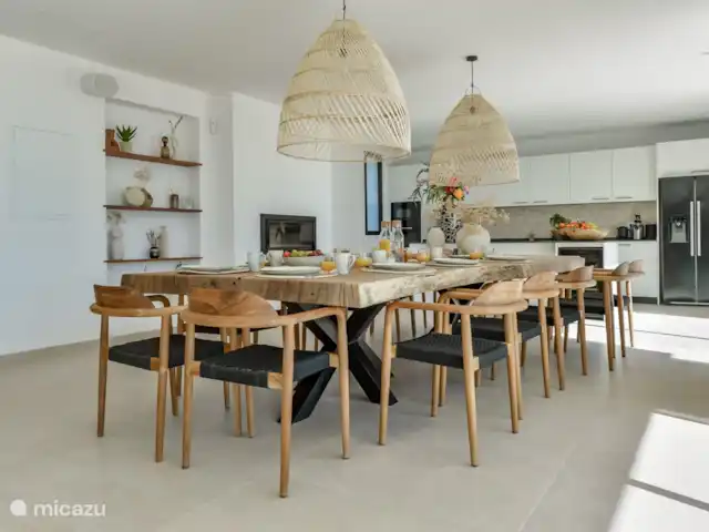Villa Lujo en España, Costa Blanca, Benissa - villa La mesa de teca de una sola pieza ofrece espacio para 14 personas.