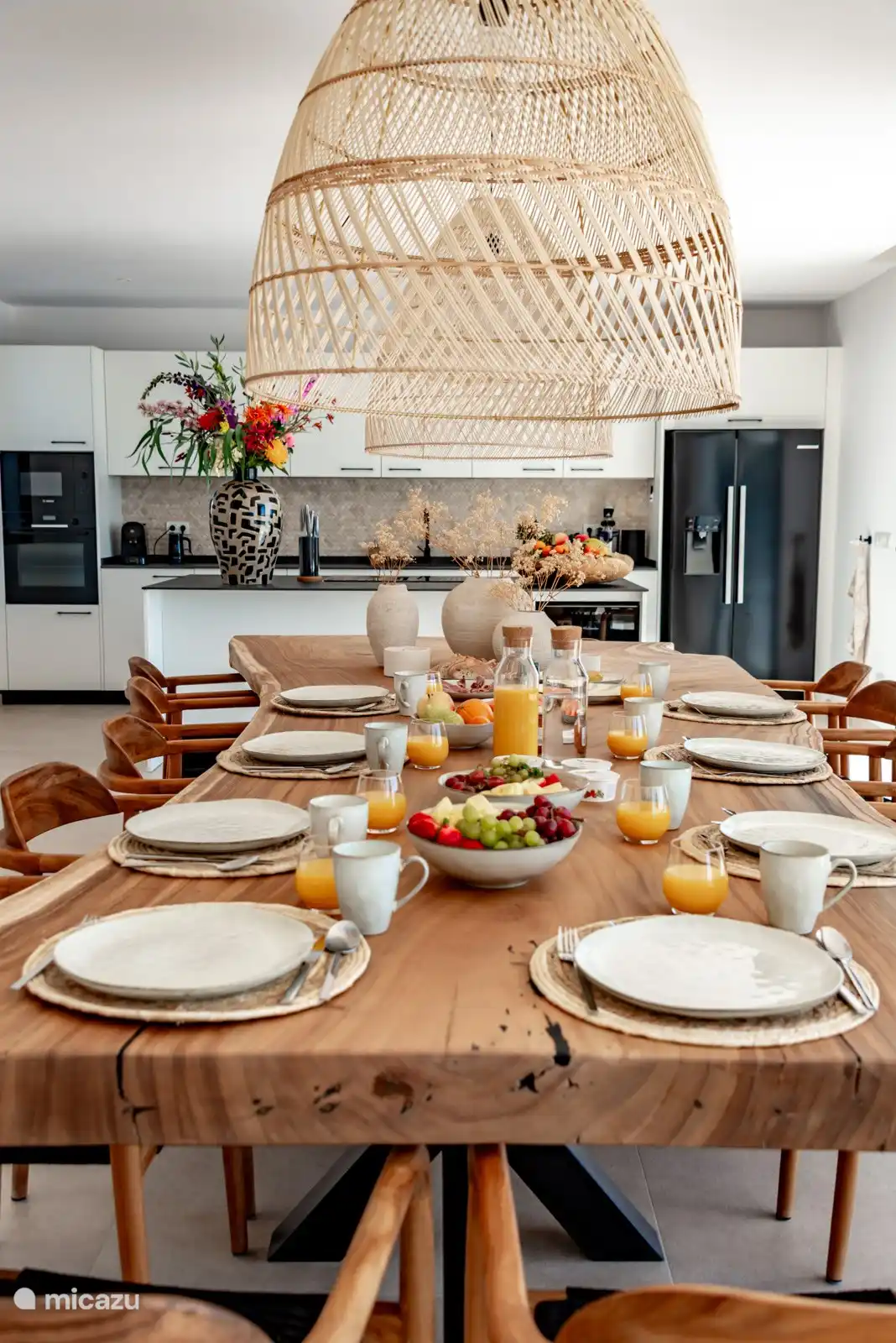 Der einteilige Teakholztisch bietet Platz für 14 Personen.