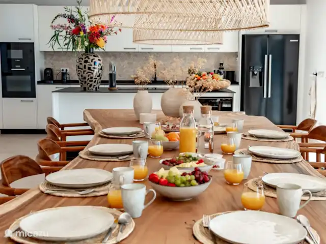 Villa Lujo en España, Costa Blanca, Benissa - villa La mesa de teca de una sola pieza ofrece espacio para 14 personas.