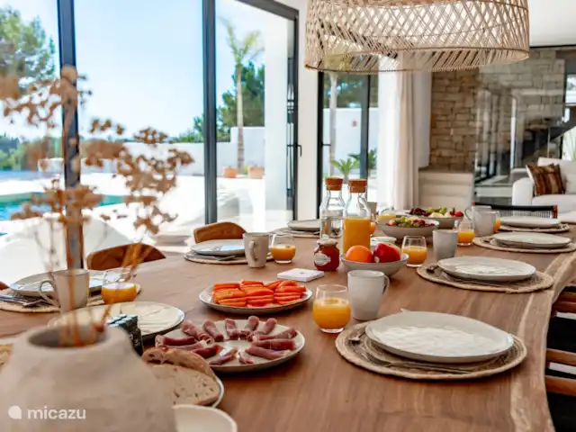 Villa Lujo en España, Costa Blanca, Benissa - villa ¡La mesa de teca de una sola pieza es el centro de atención de la villa!