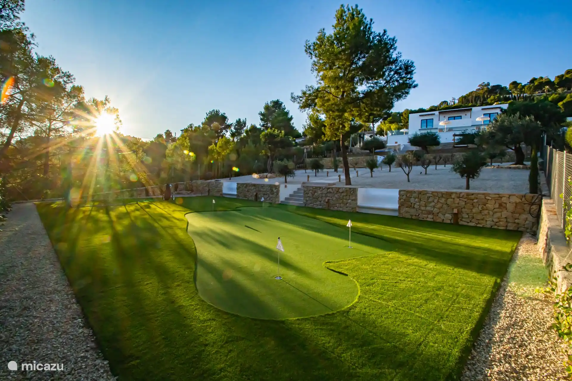Das offizielle Kunstrasen-Putting-Green (4 Löcher) und ein Abschlagkäfig im eigenen Garten.  Golfschläger und Bälle werden zur Verfügung gestellt.