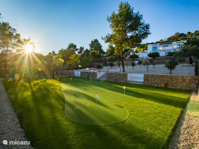 Villa Lujo en España, Costa Blanca, Benissa - villa El putting green oficial de césped artificial (4 hoyos) y una jaula de salida en su propio jardín.  Se proporcionan palos de golf y pelotas.