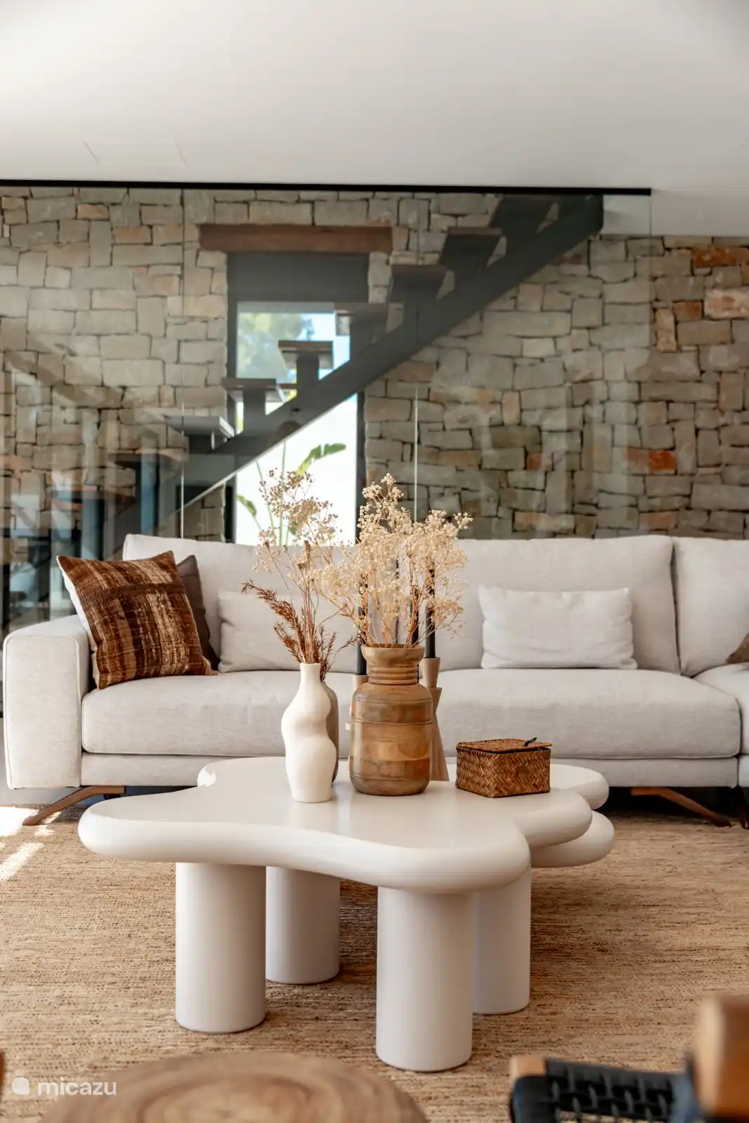 Die schöne Sitzecke bietet Platz zum Sitzen und Genießen der Aussicht.