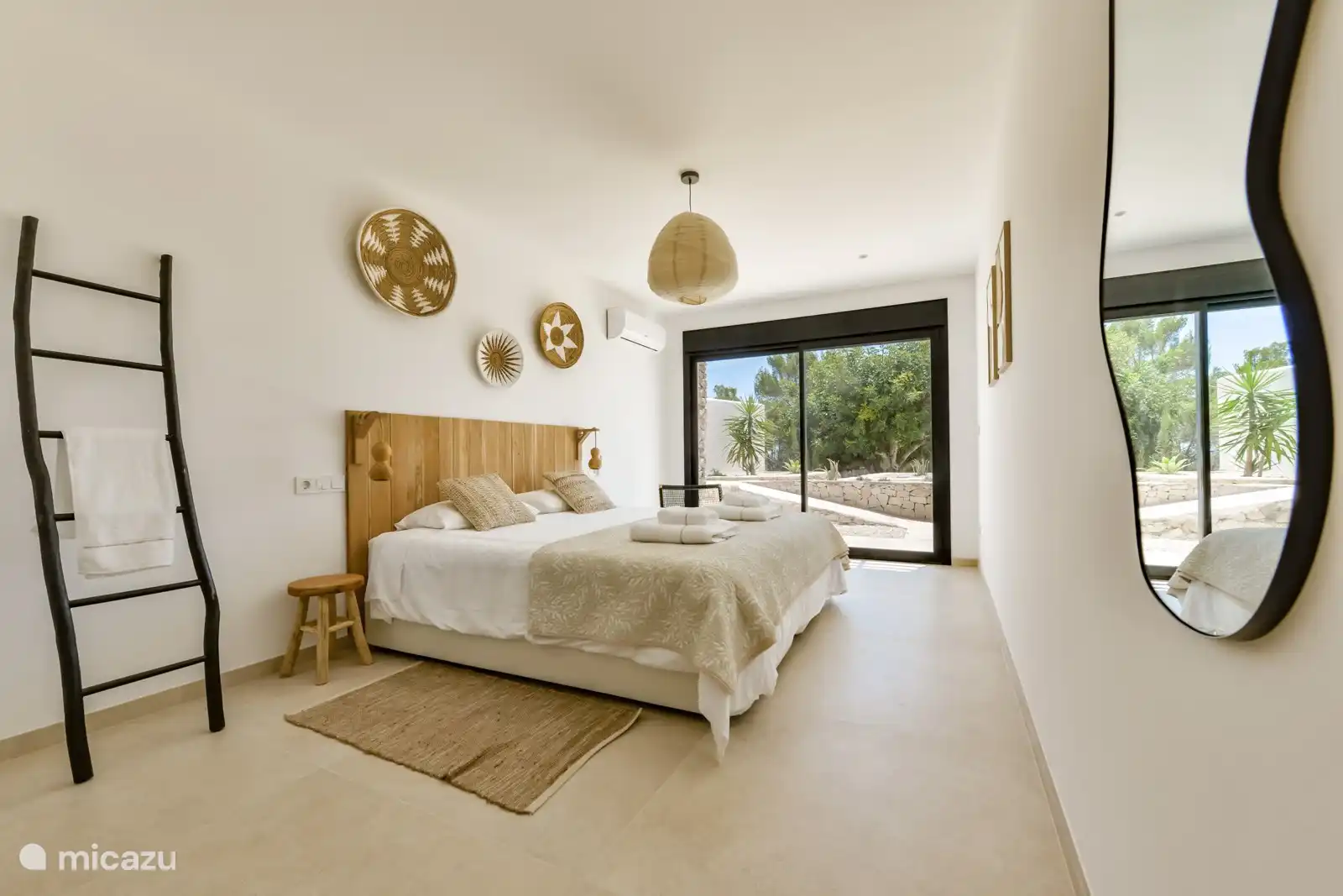 Alle geräumigen Schlafzimmer verfügen über zwei Einzelbetten oder ein Doppelbett.