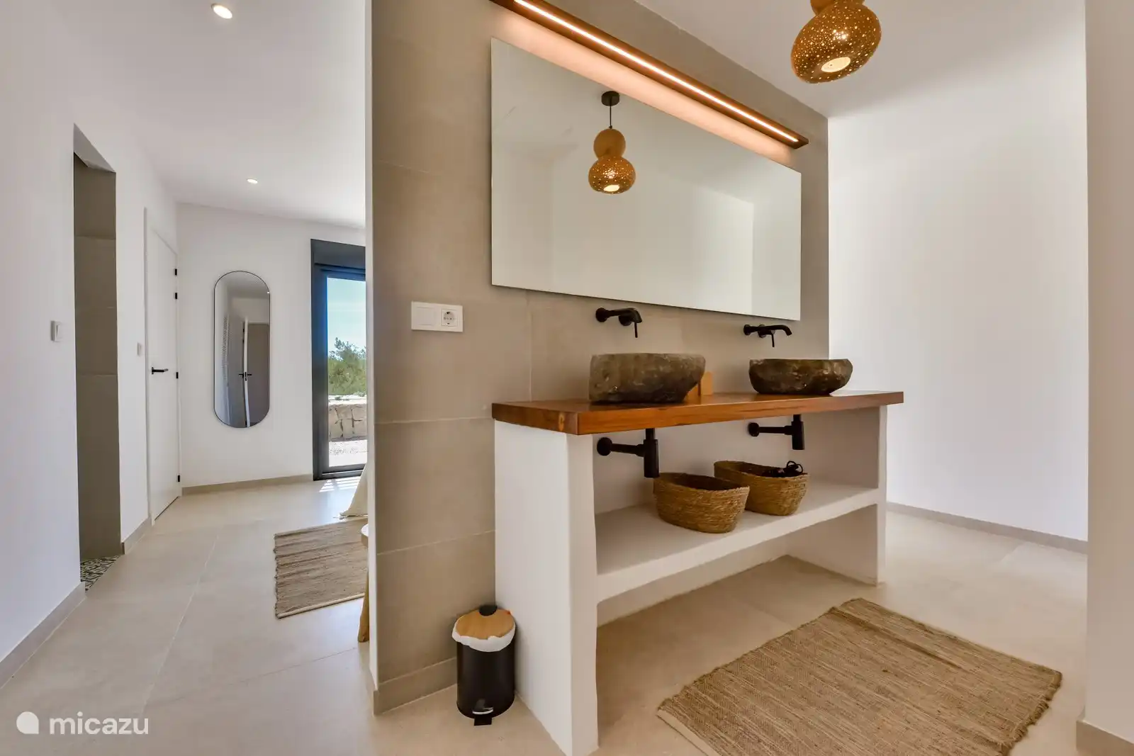 Jedes Schlafzimmer verfügt über Teakholzmöbel mit 2 Natursteinbecken.