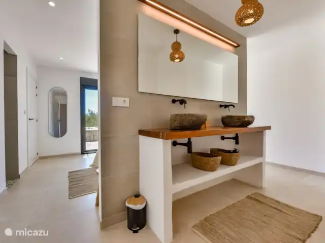 Villa Lujo en España, Costa Blanca, Benissa - villa Cada dormitorio tiene un mueble de teca con 2 lavabos de piedra natural.