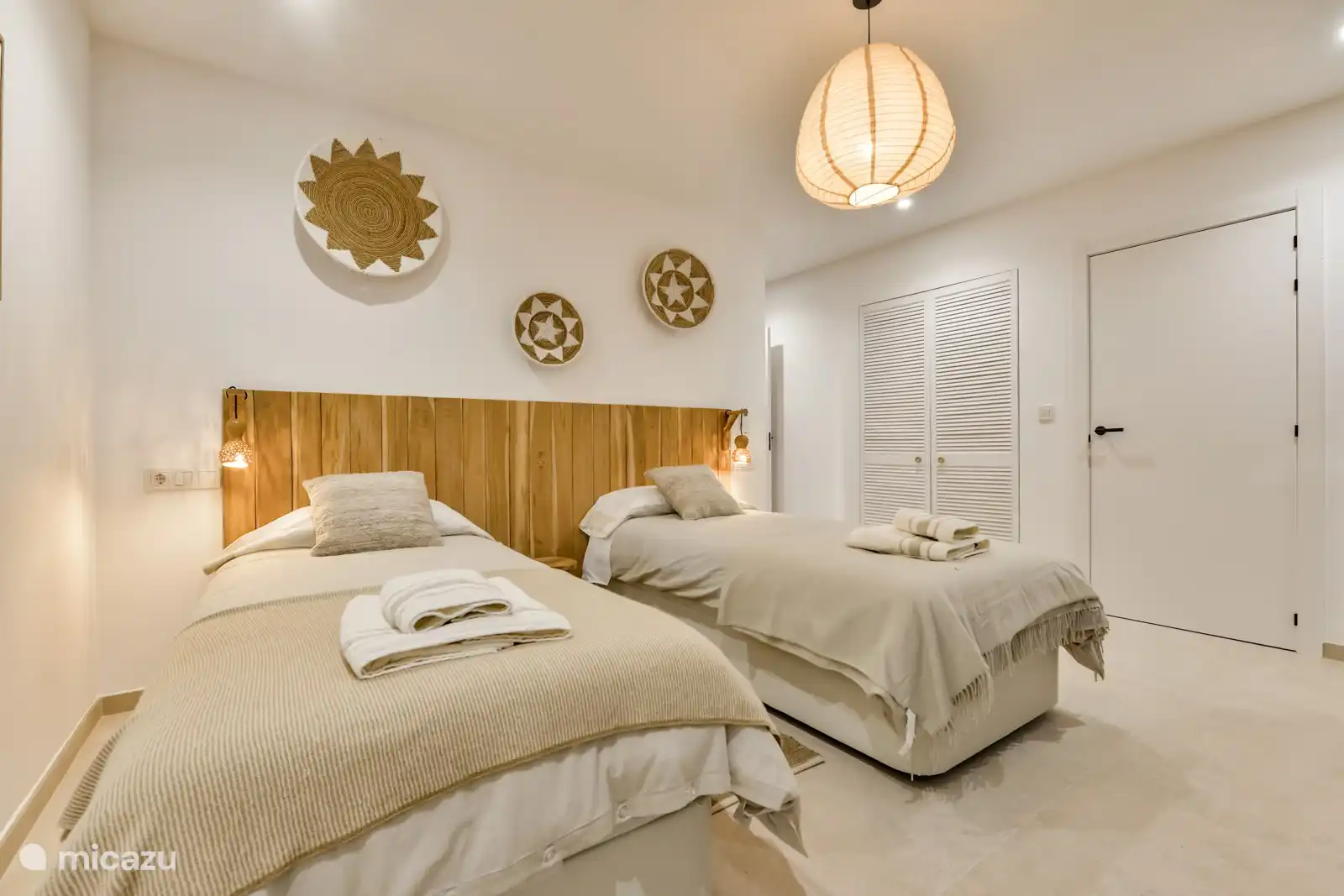 Alle geräumigen Schlafzimmer verfügen über zwei Einzelbetten oder ein Doppelbett.