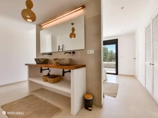 Villa Lujo en España, Costa Blanca, Benissa - villa Cada dormitorio tiene un mueble de baño de teca con lavabos de piedra natural y un gran espejo iluminado.