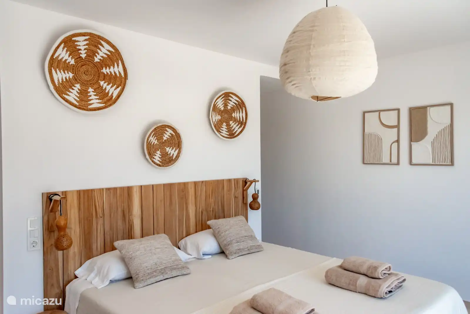 Alle Schlafzimmer sind stilvoll eingerichtet und mit eigenem separatem WC, geräumiger Dusche und Waschbecken mit Doppelwaschbecken ausgestattet.