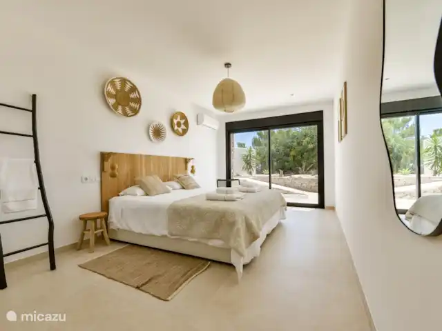 Villa Lujo en España, Costa Blanca, Benissa - villa El espacioso dormitorio de la planta baja es accesible para sillas de ruedas o andadores.