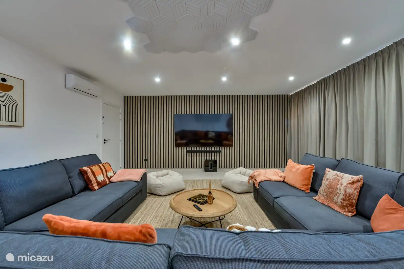 Das Heimkino ist mit einem 90 Flachbildschirm ausgestattet und der Ton läuft über das Sonos Heimkinosystem.