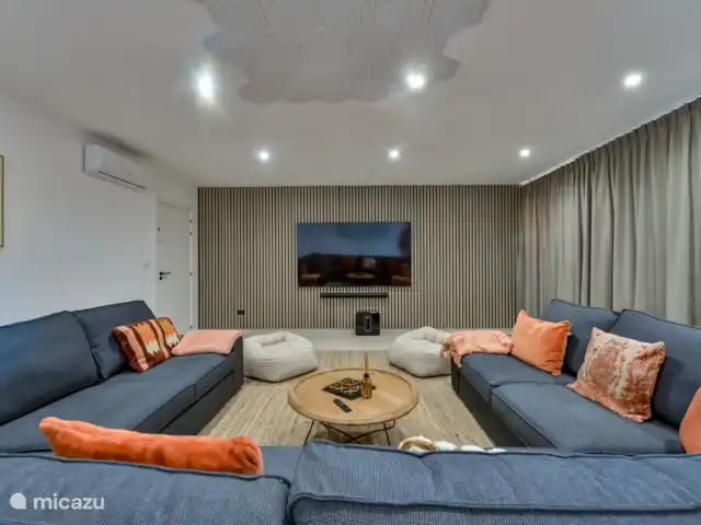 Villa Lujo en España, Costa Blanca, Benissa - villa El cine en casa está equipado con una pantalla plana de 90 y el sonido se transmite a través del sistema de cine en casa Sonos.