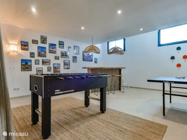 Villa Lujo en España, Costa Blanca, Benissa - villa En la gran sala de la planta baja, además de un bar y un futbolín, también hay una diana y una mesa de ping-pong.
