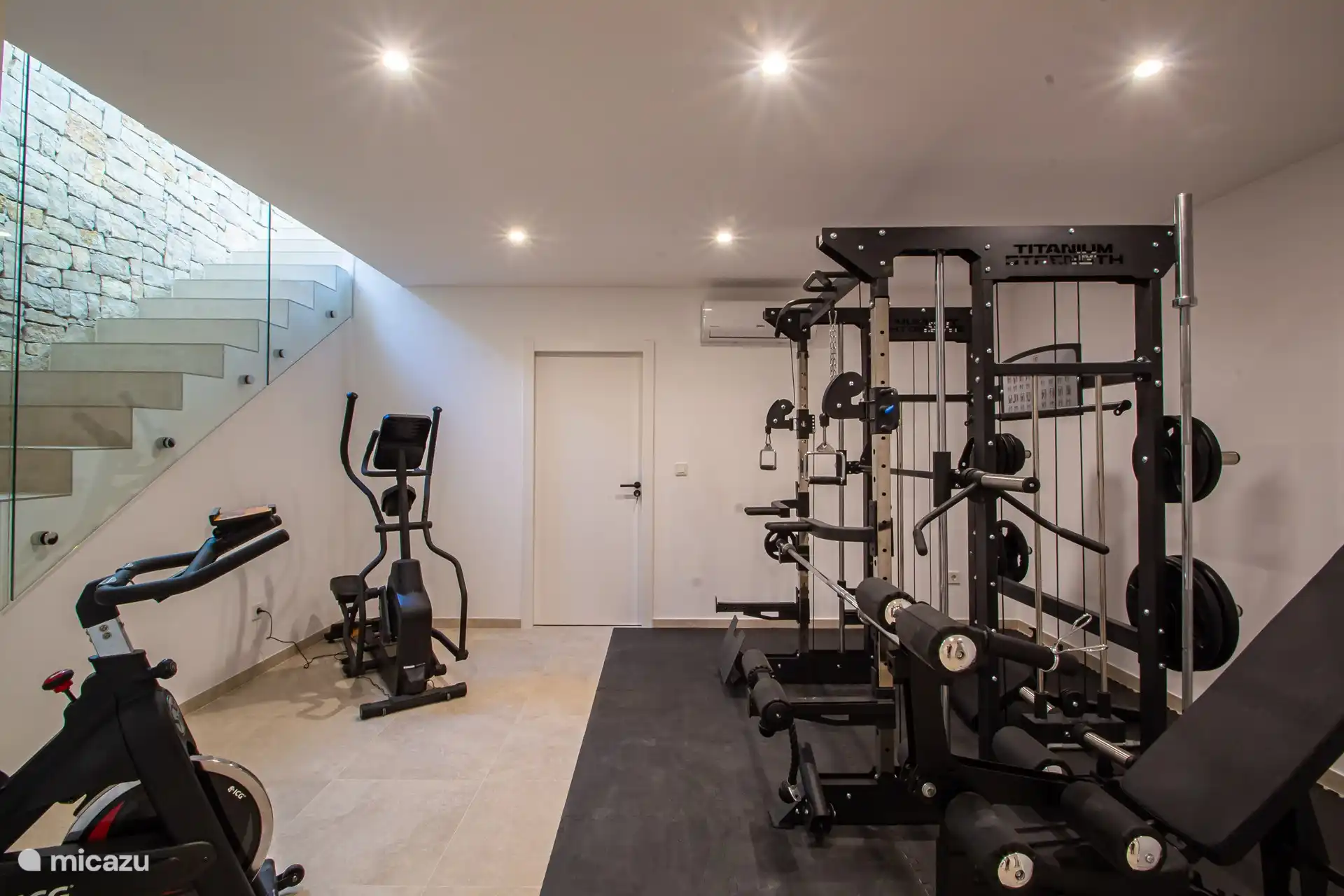 Das professionelle Fitnessstudio mit allen erdenklichen Geräten für Cardio- und Krafttraining. Auch die Musik wird über das Sonos-System gemacht.