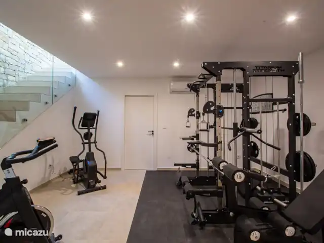 Villa Lujo en España, Costa Blanca, Benissa - villa El gimnasio profesional con todos los equipos imaginables para el entrenamiento cardiovascular y de fuerza. La música también se realiza a través del sistema Sonos.