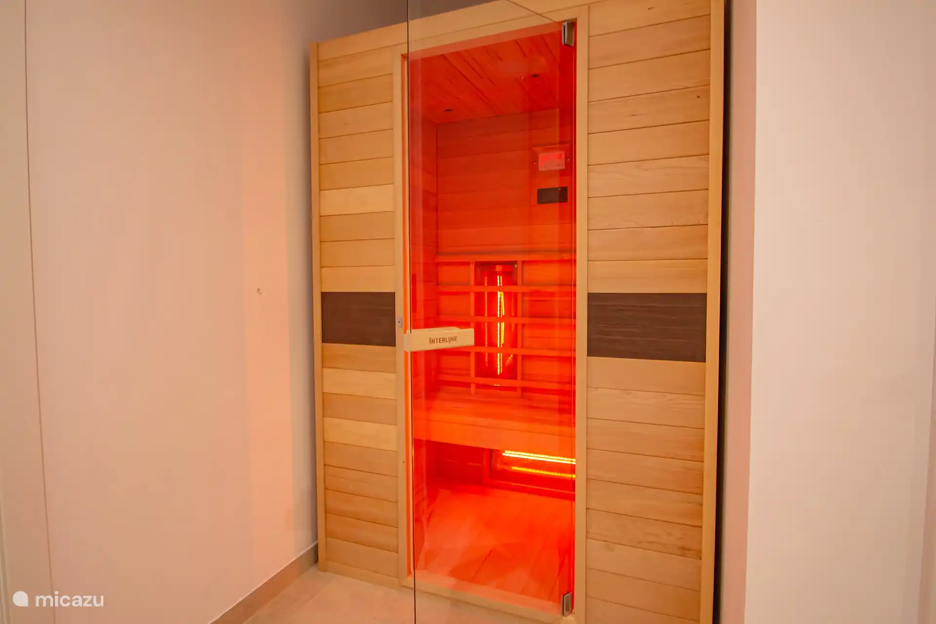 Die Infrarotsauna bietet Platz für 2-3 Personen.
