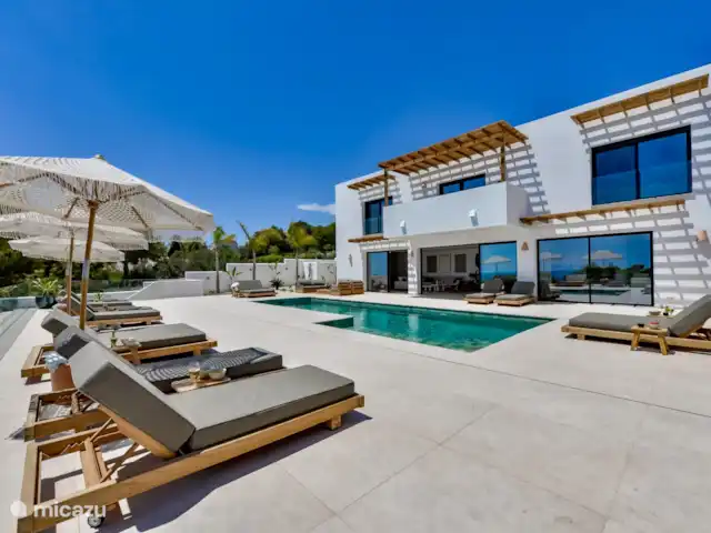 Villa Lujo en España, Costa Blanca, Benissa - villa La gran terraza tiene hermosas camas de teca para 14 personas.