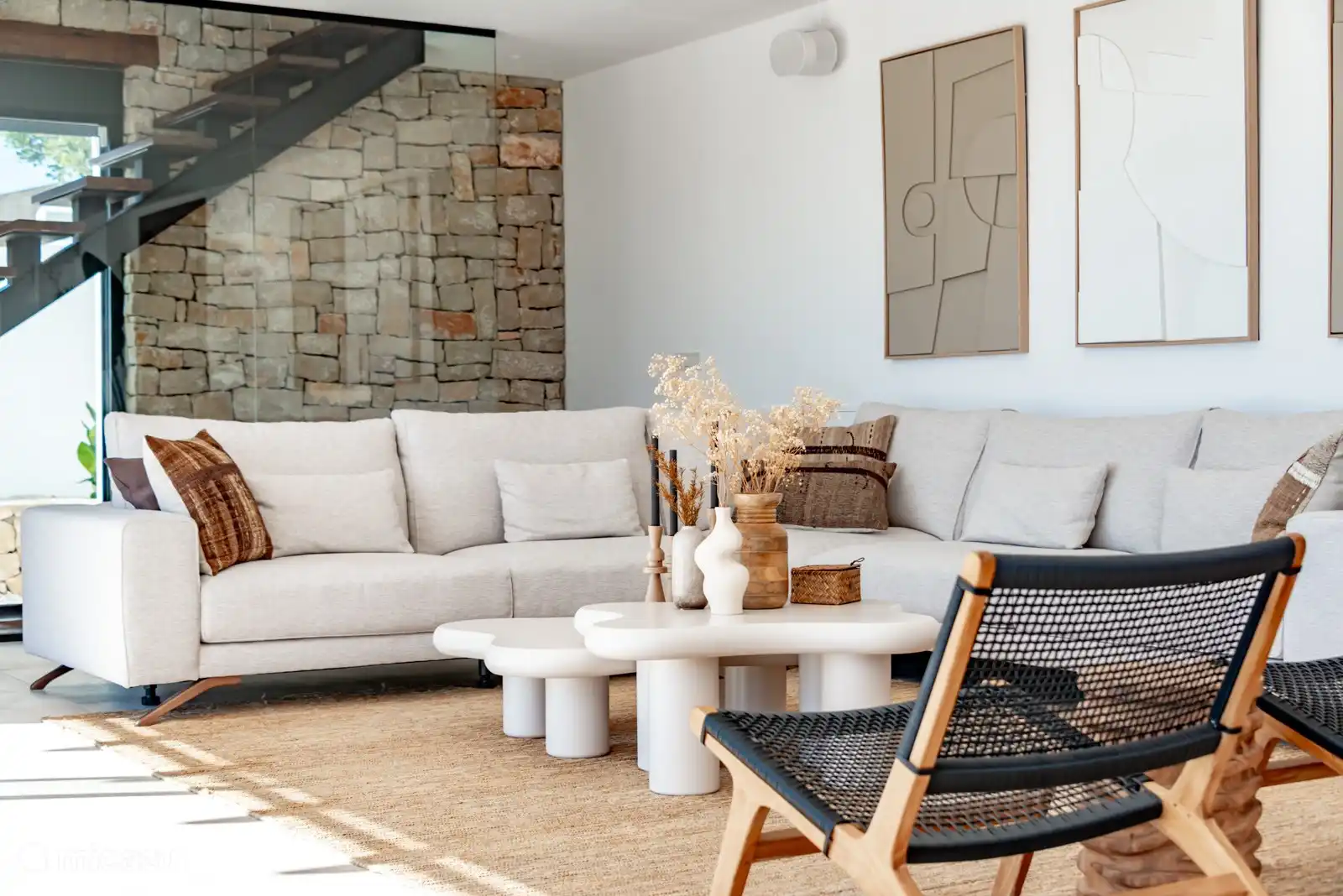 Die Sitzecke bietet Platz zum Faulenzen mit schönem Blick über die Terrasse.