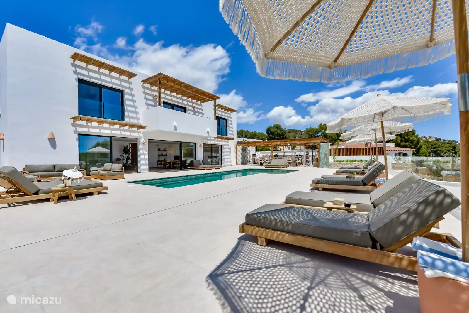 Blick auf die Villa von der Terrasse.