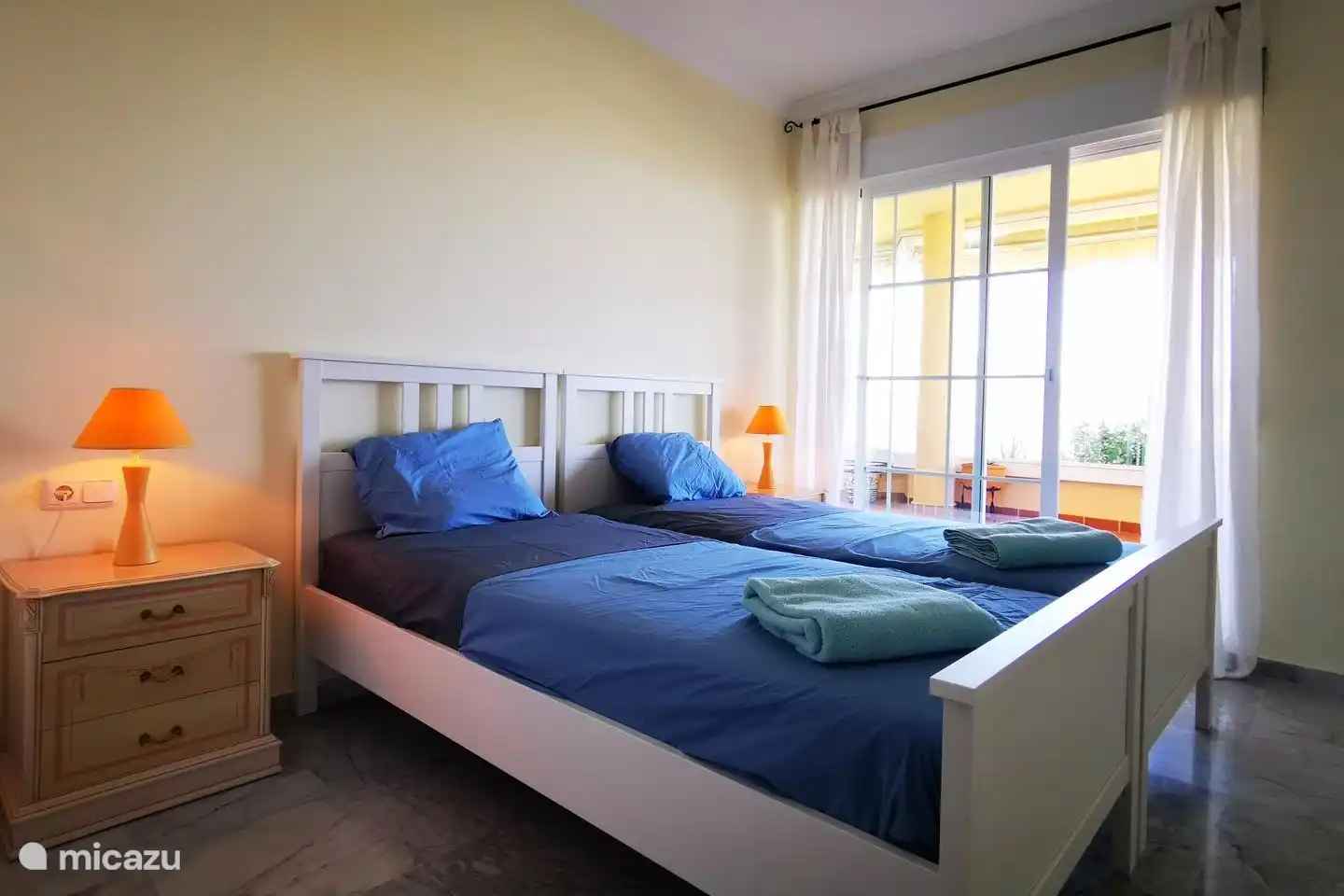 Slaapkamer nummer 3 met direct toegang toegang tot het terras