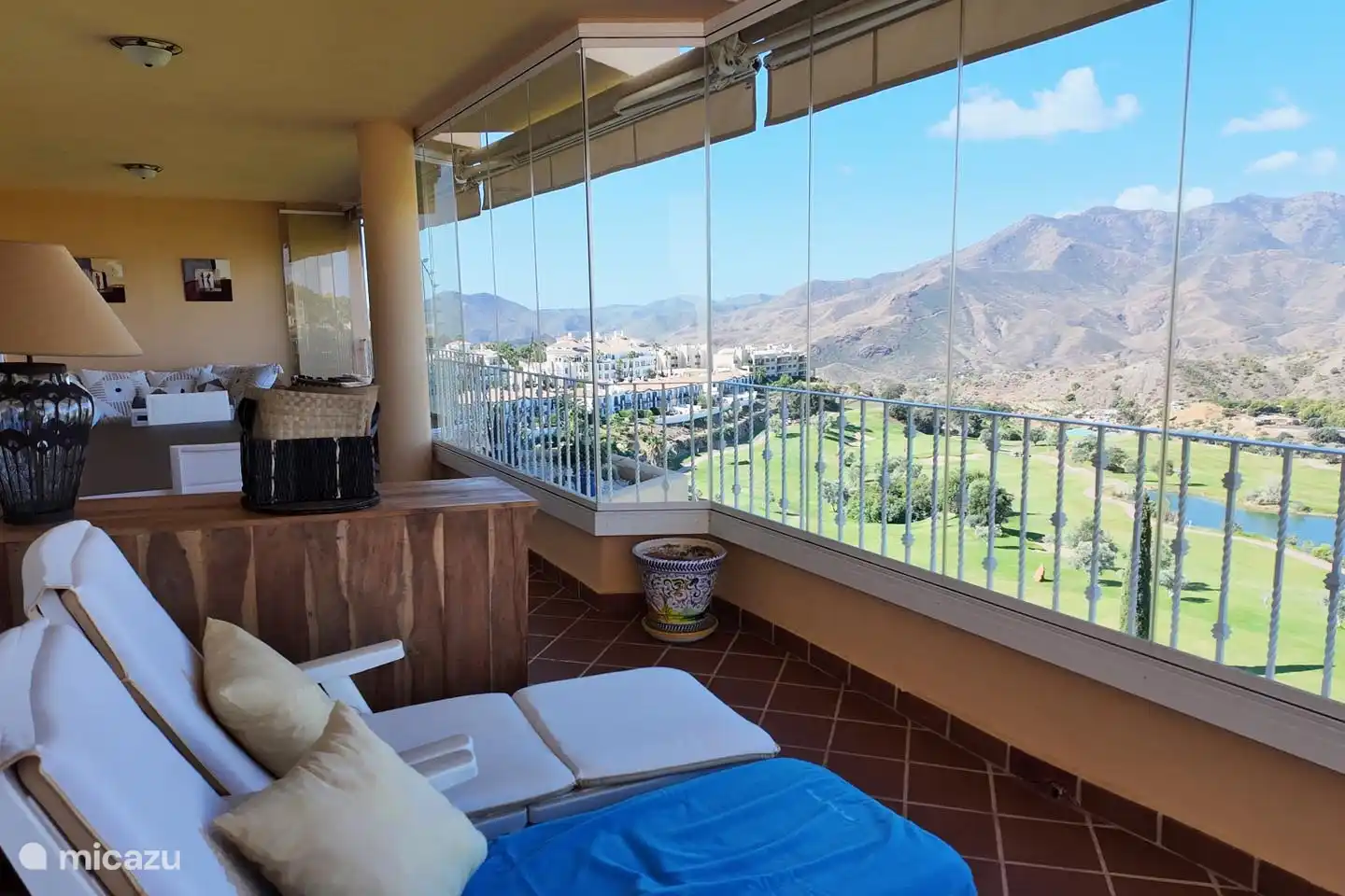 Terras direct toegankelijk vanaf de woonkamer en slaapkamers met een indrukwekkend uitzicht over de golfbaan en de bergen