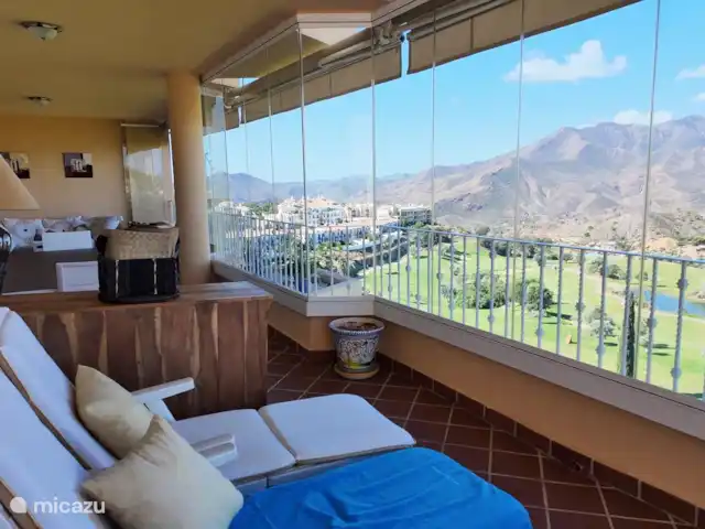 Casa Sans Soucis huren in Spanje, Costa del Sol, Alhaurin golf - appartement Terras direct toegankelijk vanaf de woonkamer en slaapkamers met een indrukwekkend uitzicht over de golfbaan en de bergen