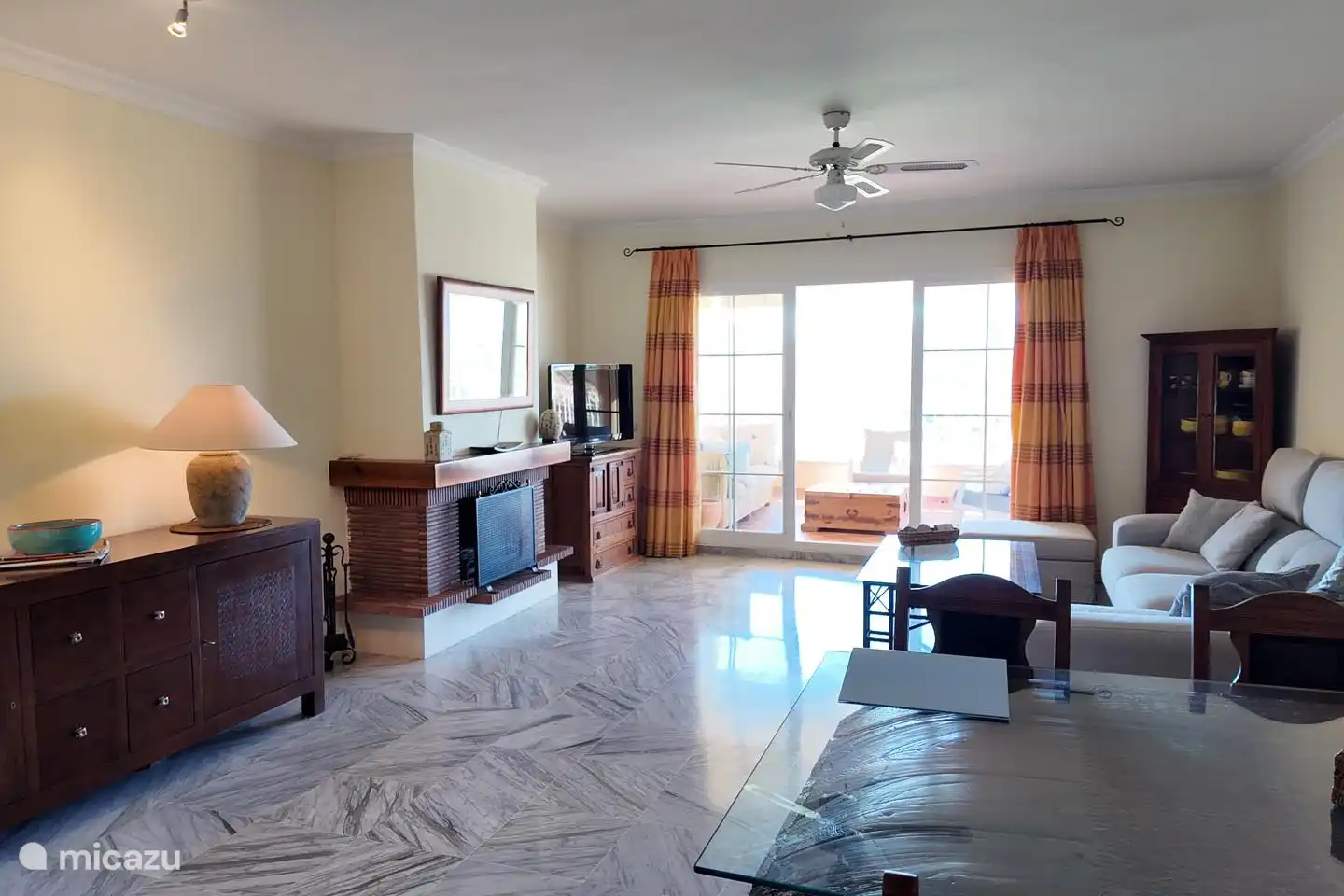 Woonkamer met toegang tot het terras