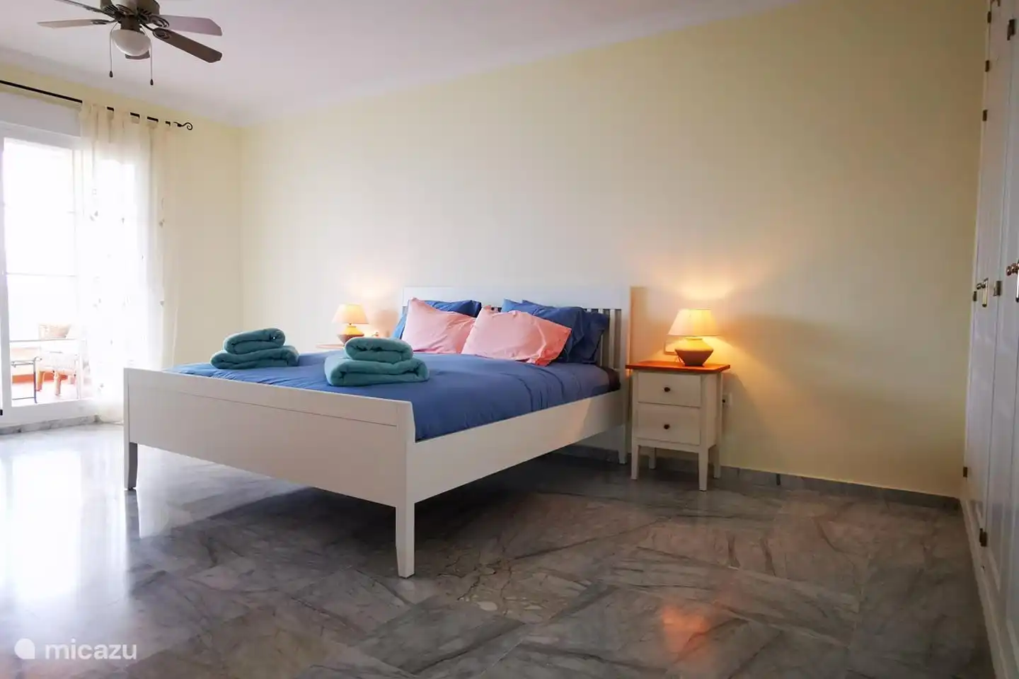 Master bedroom met toegang tot het terras en een prachtig uitzicht