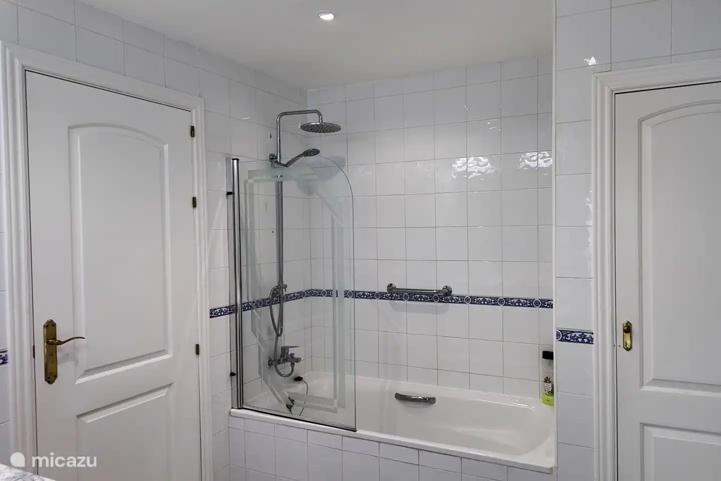 Master bedroom met badkamer ensuite