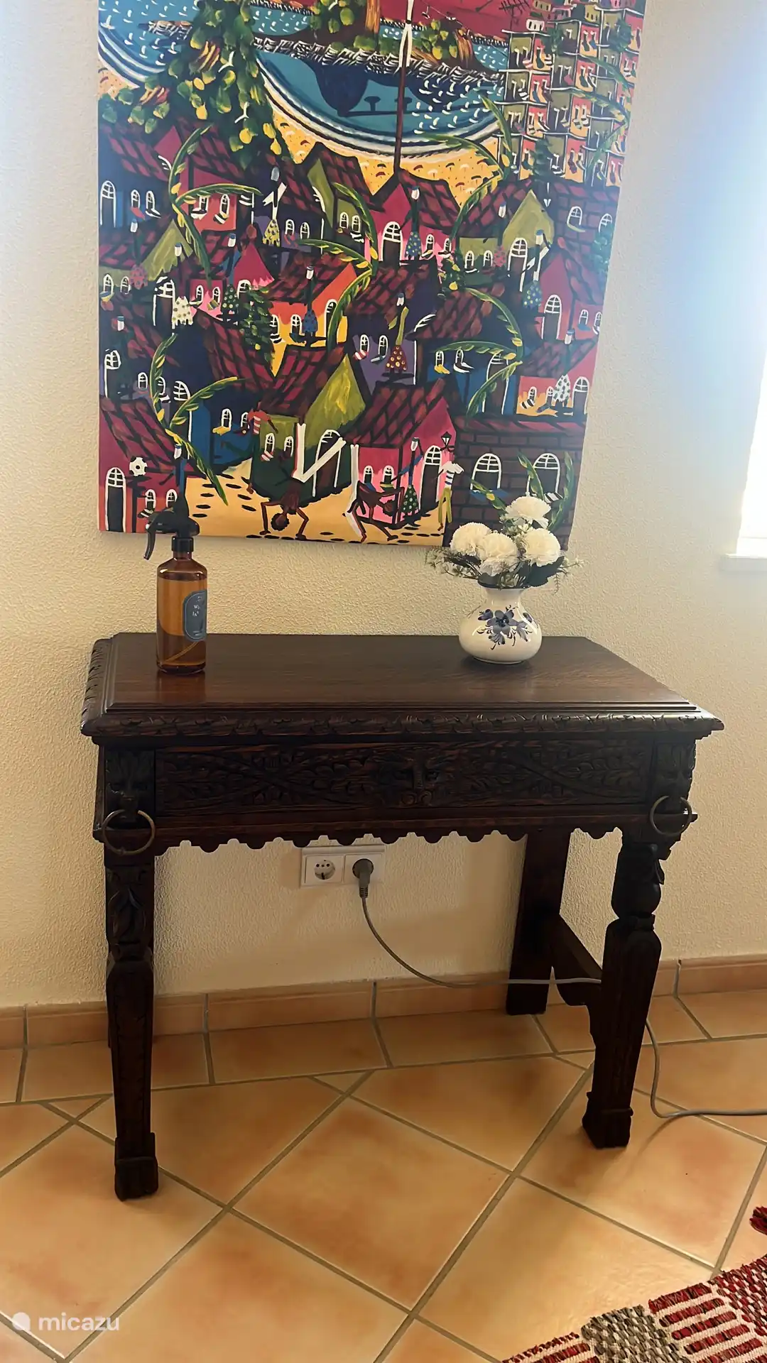 Mesa auxiliar en el vestíbulo de arriba