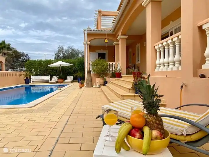 De nuevo piscina tomada de la ducha exterior