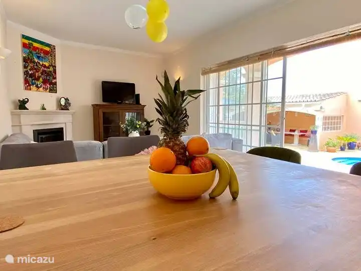 Mesa de comedor en sala de estar/vista de cocinas al aire libre