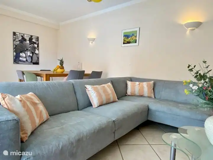 Sofá y mesa de comedor en sala de estar