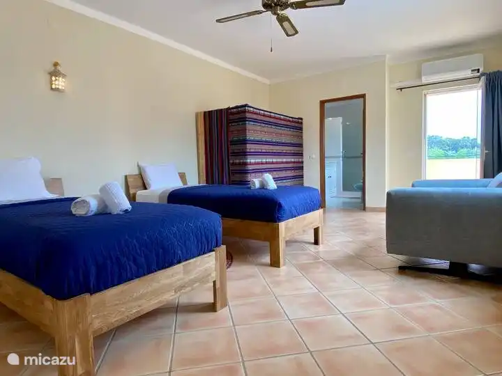 Amplio dormitorio con 2 camas individuales. Camas 0.90 x 2.00