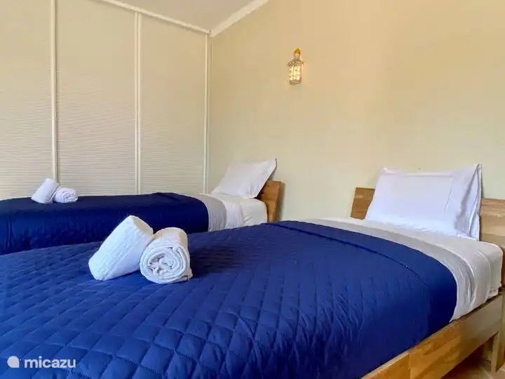 Amplio dormitorio con 2 camas individuales. Camas y amplio armario