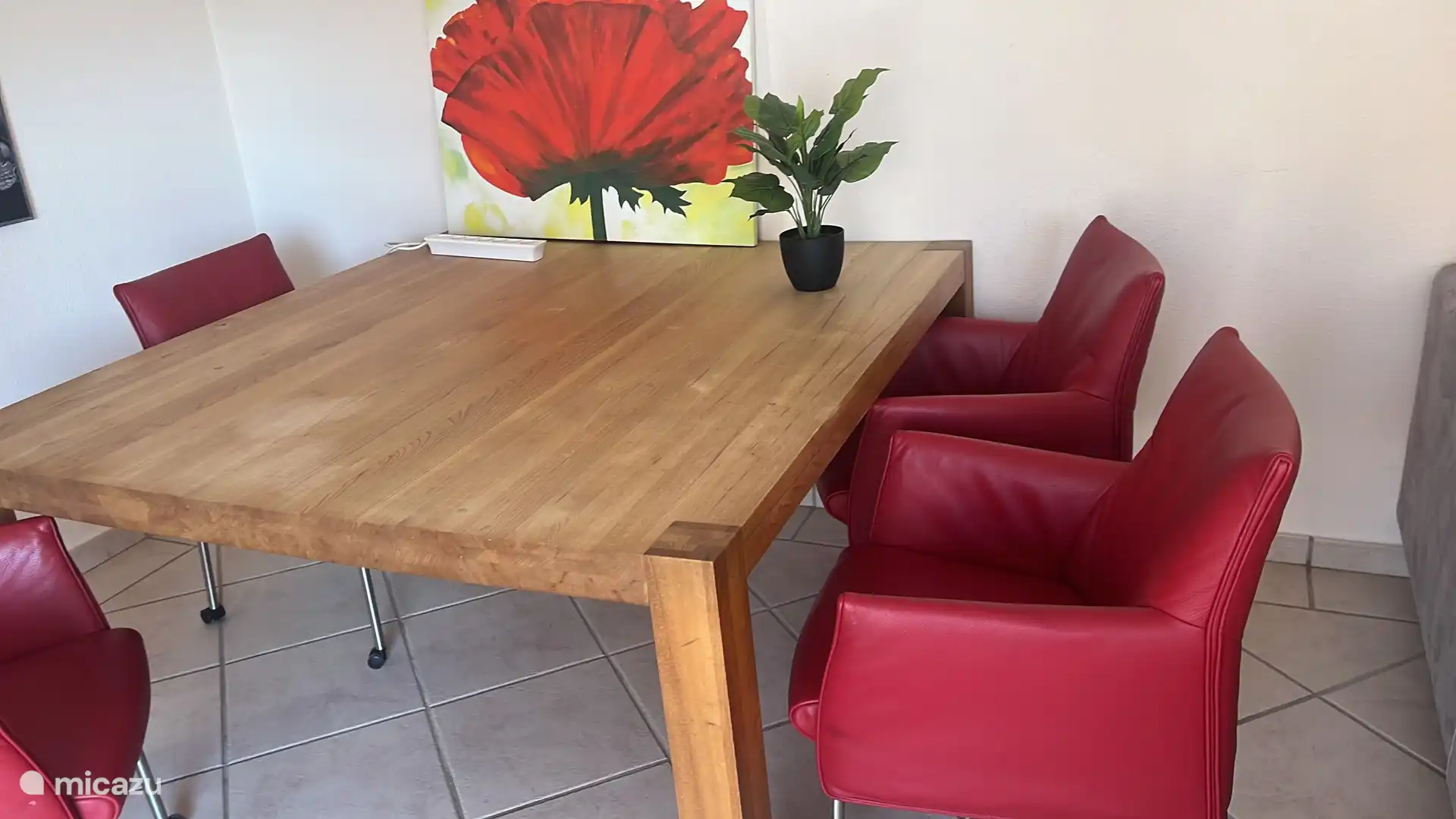 Comedor con sillas de cuero 