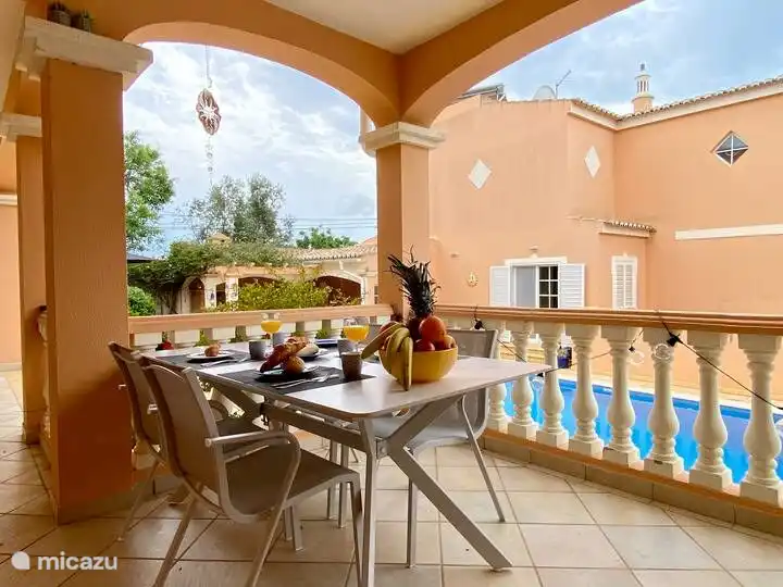Terraza con vistas a la cocina exterior y a la piscina