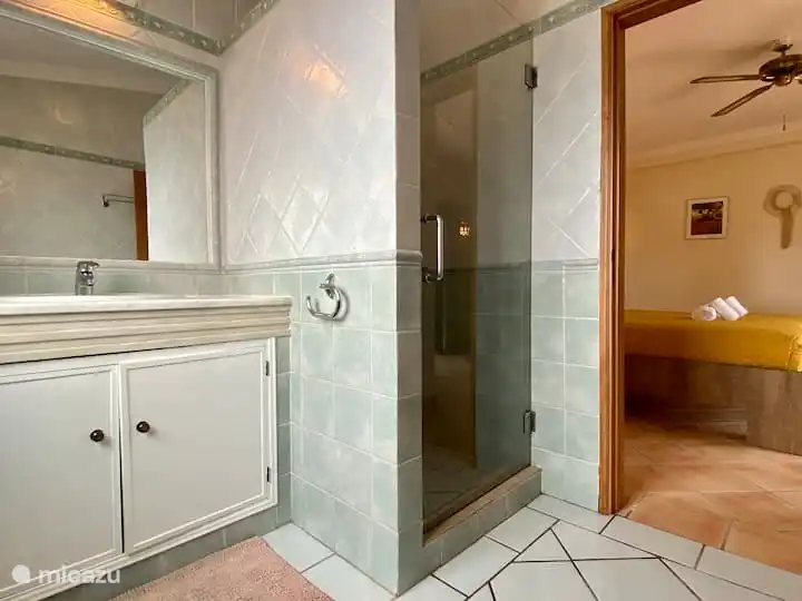 Baño perteneciente al dormitorio con 2 pers. cama