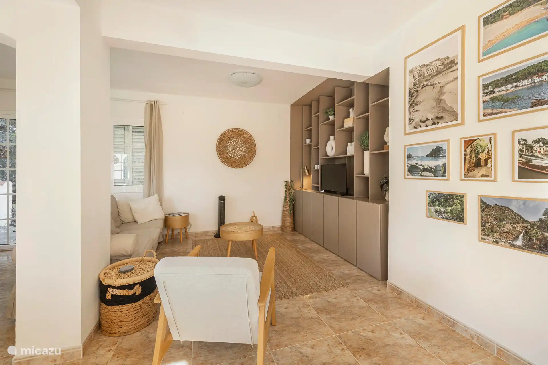 Woonkamer zit deel met TV