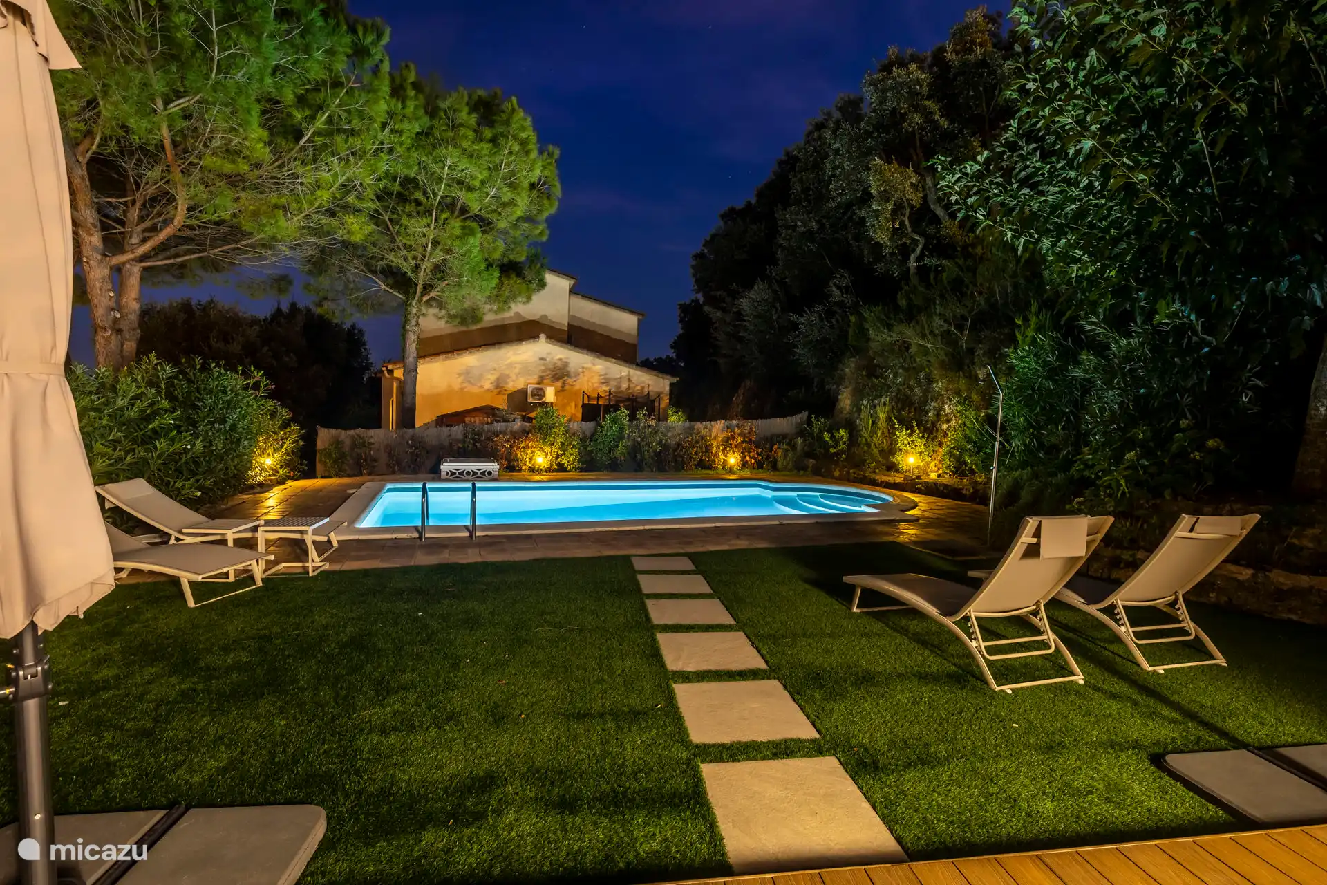 Achtertuin bij avond met sfeer verlichting