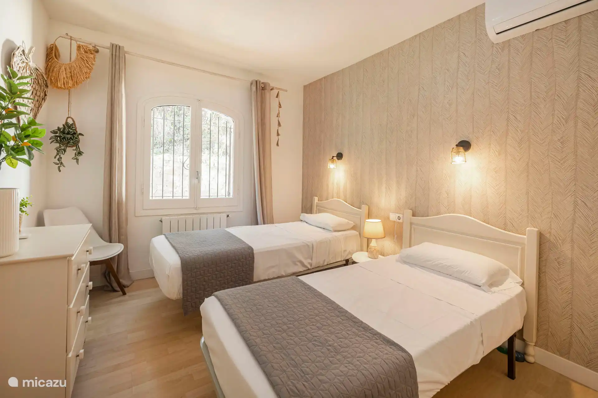 Slaapkamer met 2 eenpersoonsbedden en airco