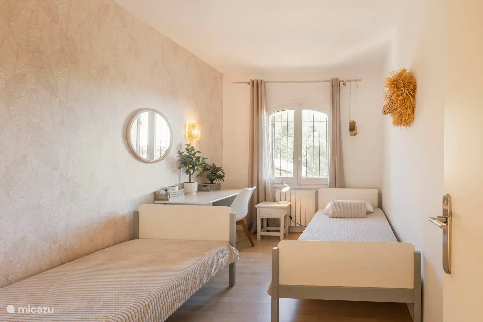 Slaapkamer met 2 eenpersoons bedden en bureau