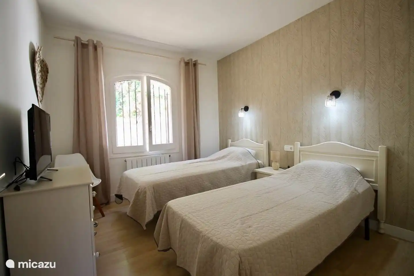 Bedroom with two single beds