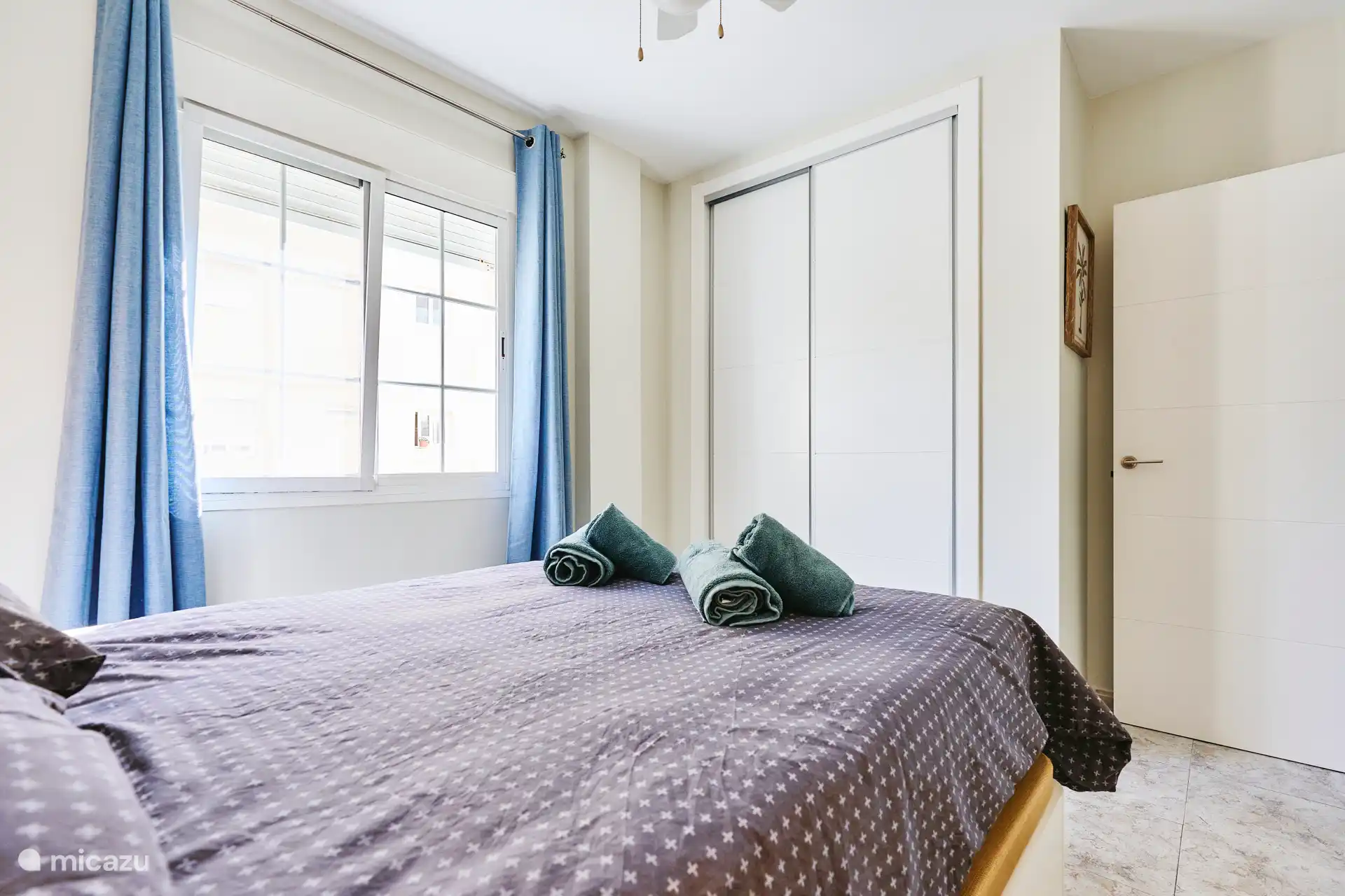 Chambre 2 avec placards.