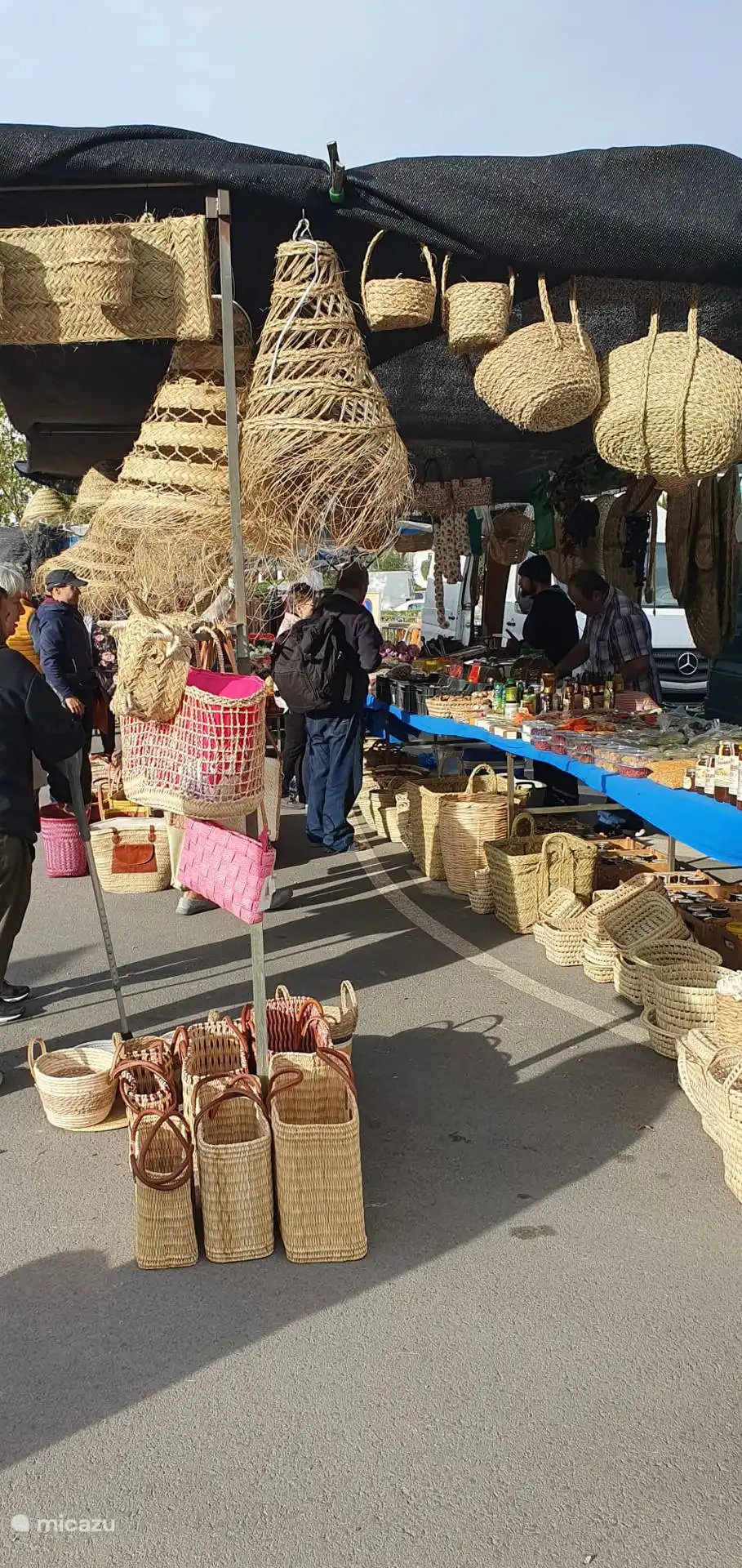 Belle offre au marché confortable du lundi à Torrox.