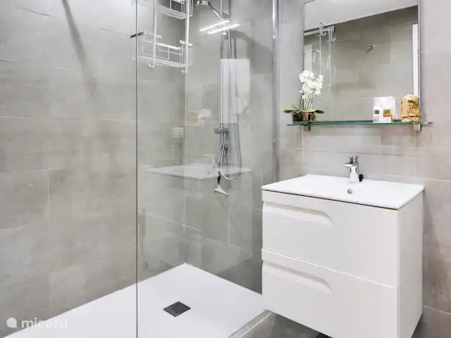 Location de Vacances Espagne, Costa del Sol, Torrox, appartement - Oasis vue mer Douche avec douche à effet pluie.