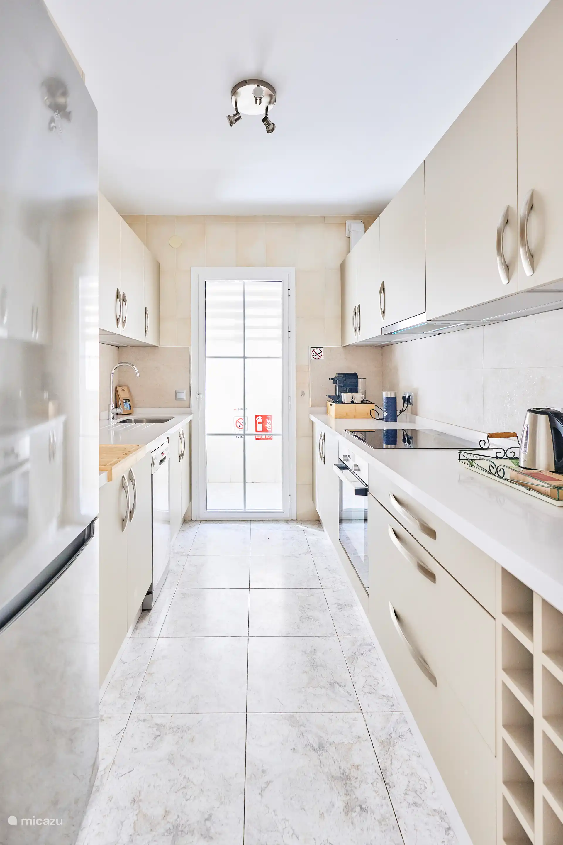 Cuisine entièrement équipée avec tous les appareils avec buanderie et machine à laver.